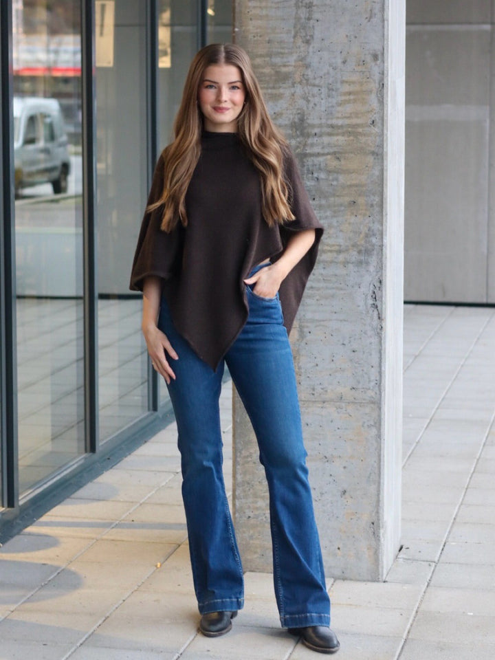 PONCHO ENSFARGET MØRK BRUN