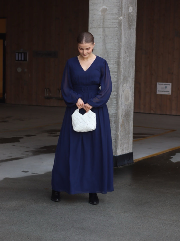 MAXIKJOLE LARISA UNI NAVY