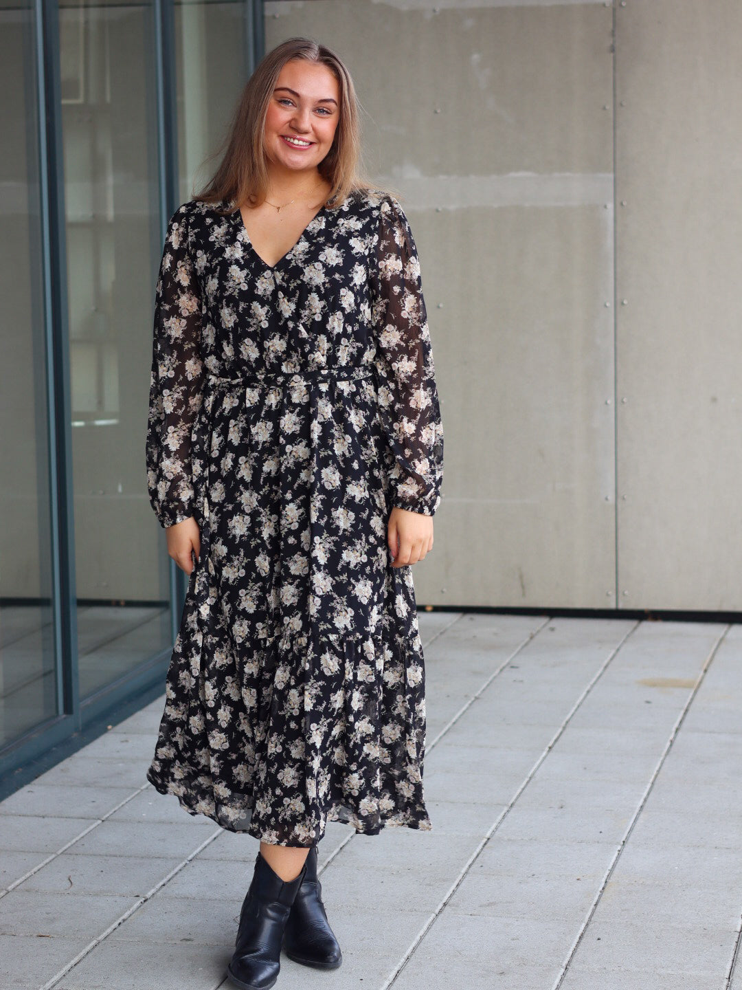 MIDIKJOLE BYXILAYDA BLACK FLORAL