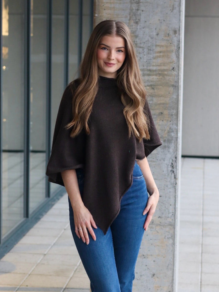 PONCHO ENSFARGET MØRK BRUN
