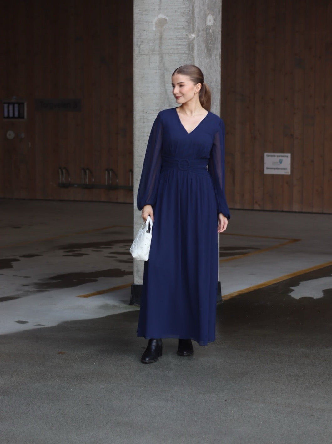 MAXIKJOLE LARISA UNI NAVY