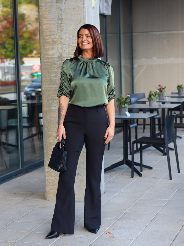 BLUSE EMMELI HEAVY SATIN ARMY GREEN