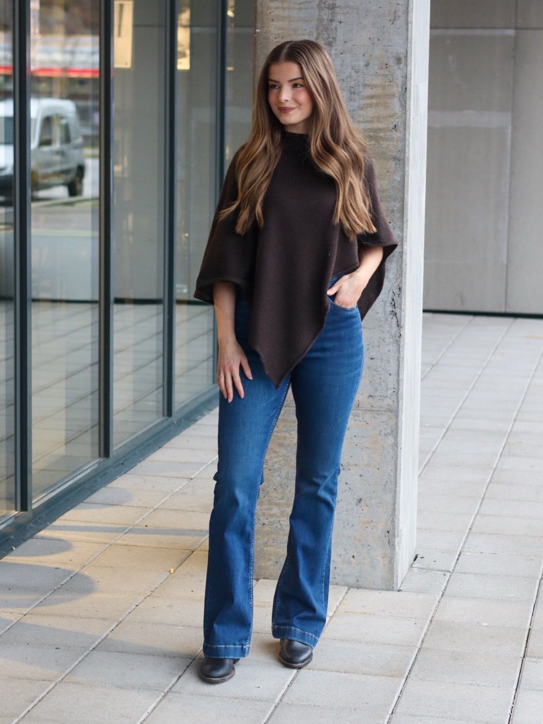 PONCHO ENSFARGET MØRK BRUN