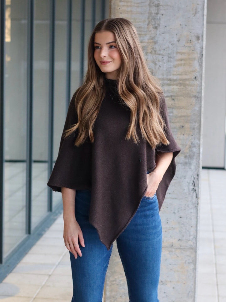 PONCHO ENSFARGET MØRK BRUN