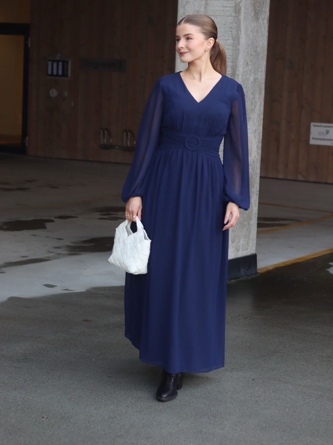 MAXIKJOLE LARISA UNI NAVY
