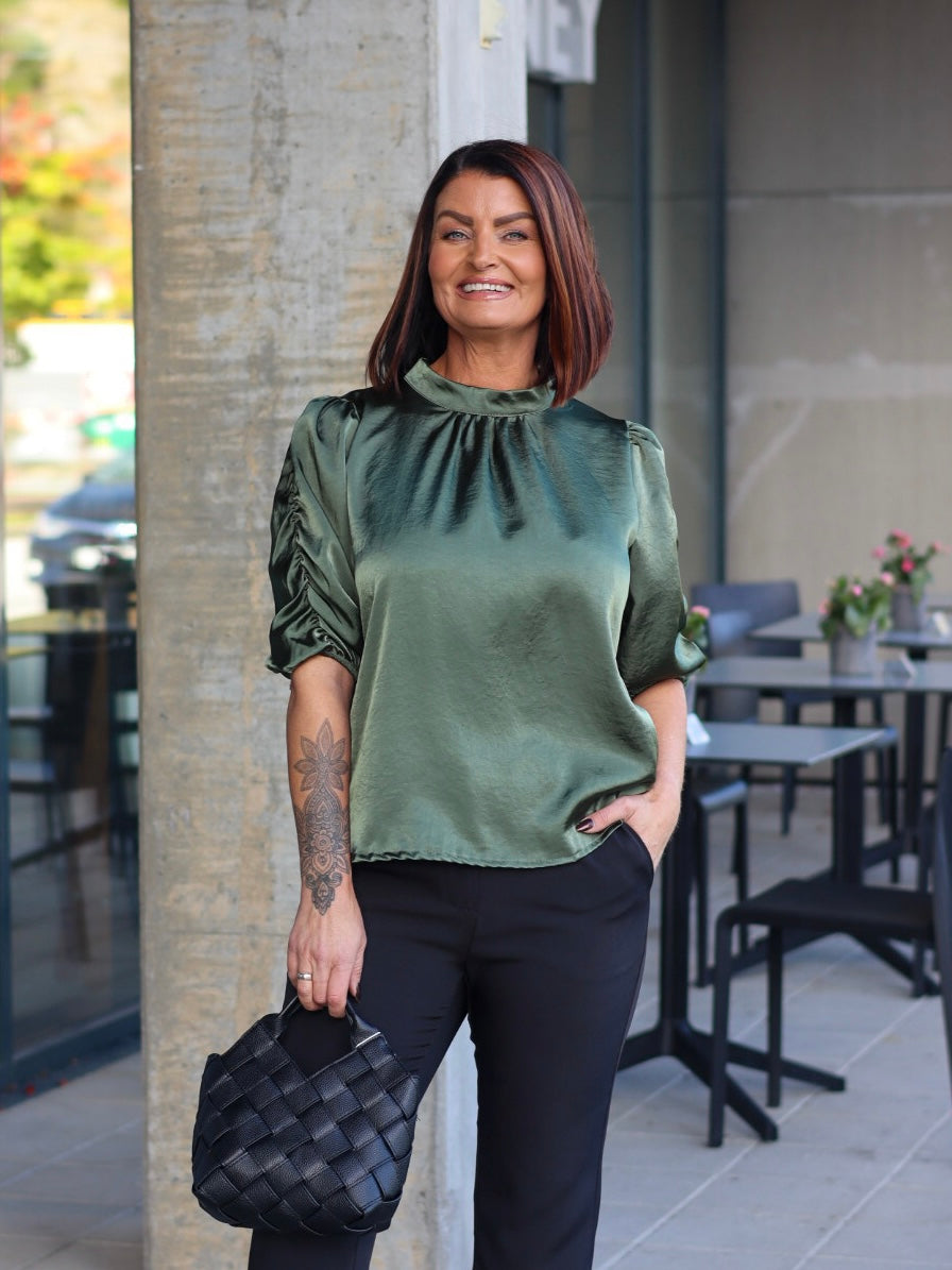 BLUSE EMMELI HEAVY SATIN ARMY GREEN