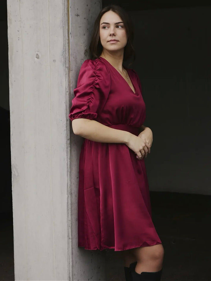 KJOLE EMMELI V SATIN SHORT BORDEAUX