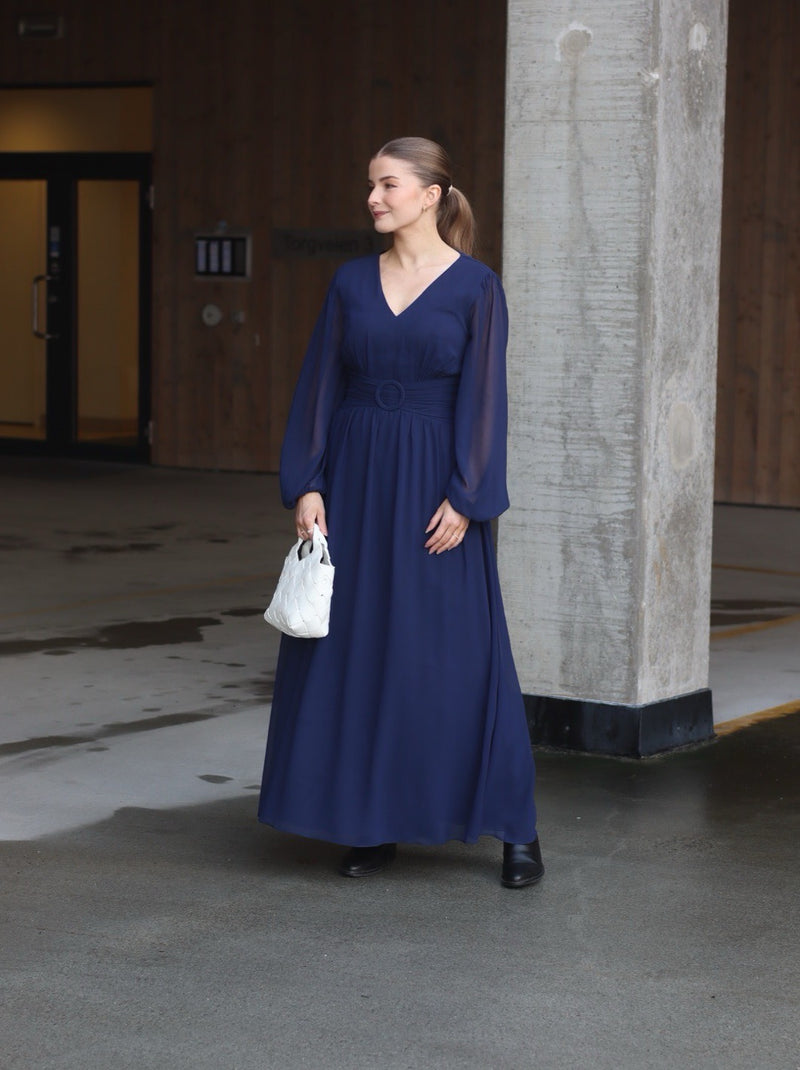 MAXIKJOLE LARISA UNI NAVY